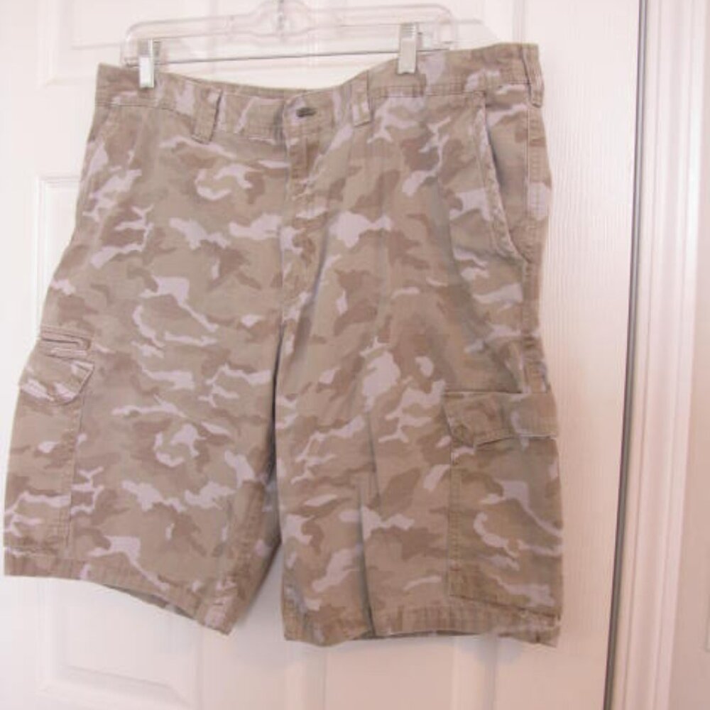 Men's Eddie Bauer Size 38 Cargo camo shorts